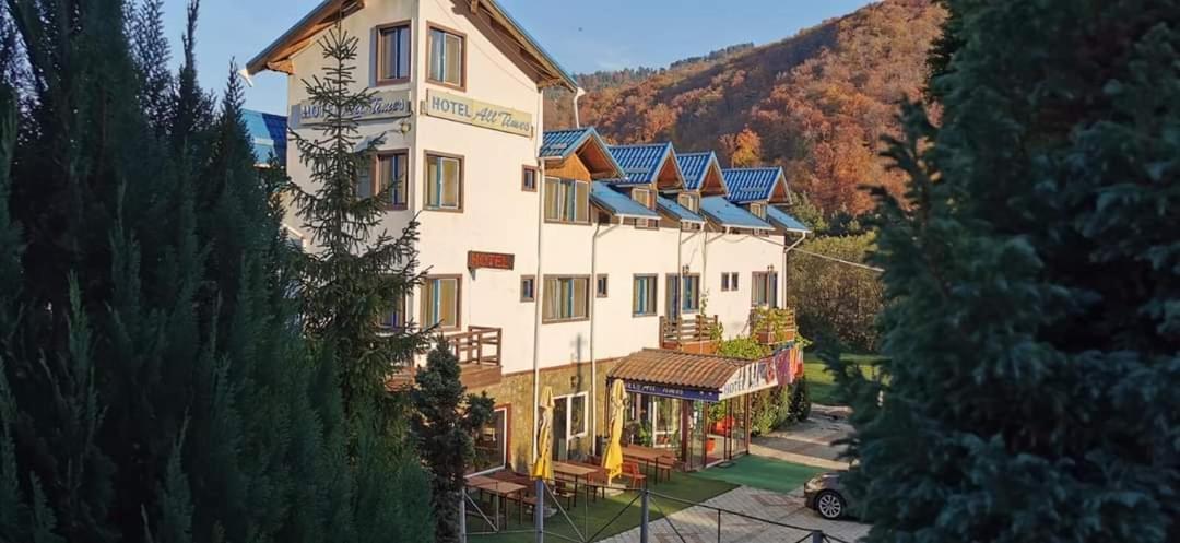 Hotel All Times Тимишу-де-Жос Экстерьер фото