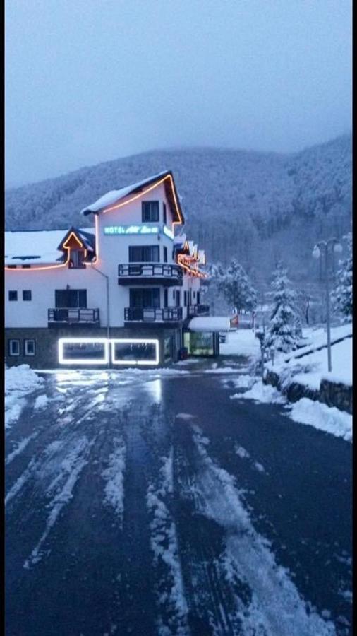 Hotel All Times Тимишу-де-Жос Экстерьер фото