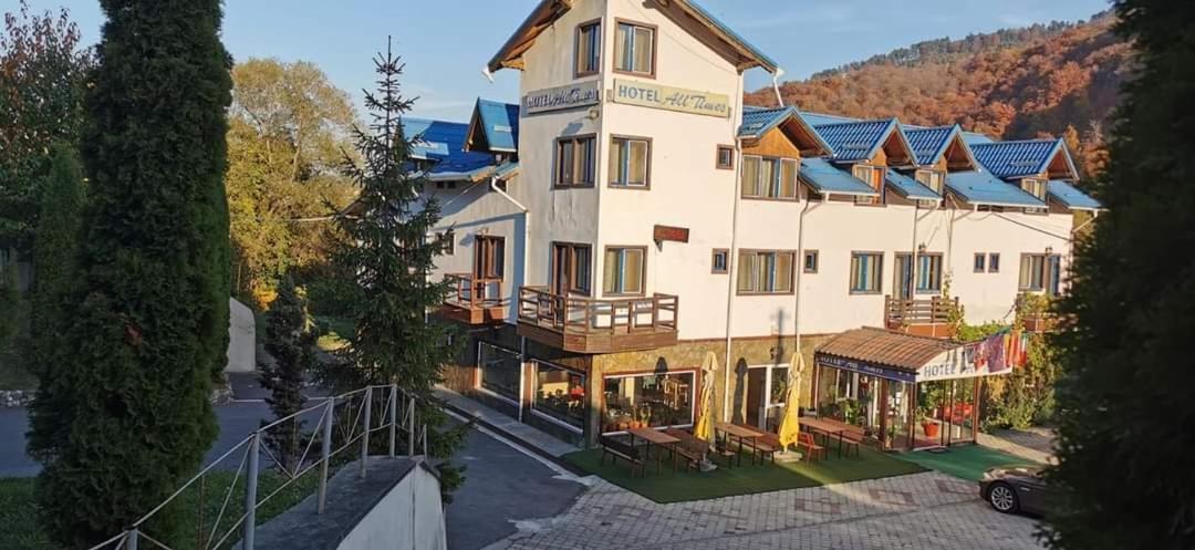 Hotel All Times Тимишу-де-Жос Экстерьер фото