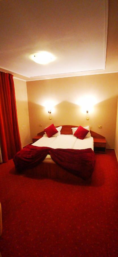 Hotel All Times Тимишу-де-Жос Экстерьер фото