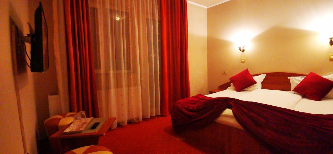 Hotel All Times Тимишу-де-Жос Экстерьер фото
